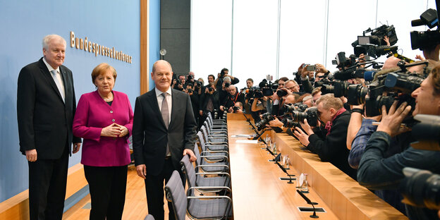Seehofer, Merkel, Scholz und viele Journalisten Seehofer, Merkel, Scholz und viele Journalisten