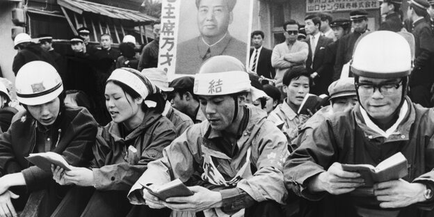 Japanische Studierende lesen aus der „Mao-Bibel“ Japanische Studierende lesen aus der „Mao-Bibel“