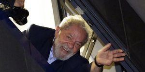 Ein Mann, Luiz Inacio Lula da Silva, winkt