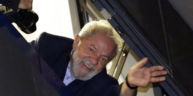 Ein Mann, Luiz Inacio Lula da Silva, winkt Ein Mann, Luiz Inacio Lula da Silva, winkt