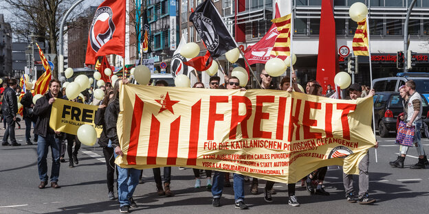 Demonstranten mit Transparenten Demonstranten mit Transparenten