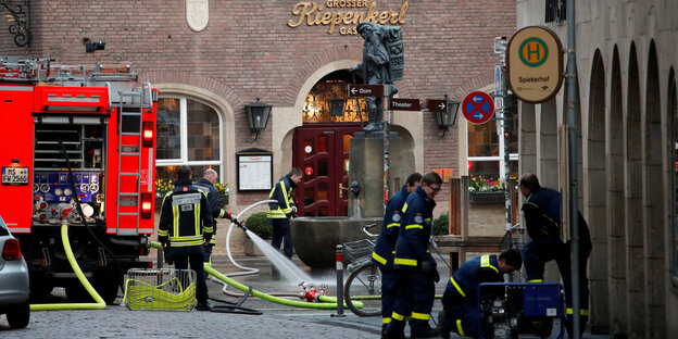 Feuerwehrleute am Ort der Tat Feuerwehrleute am Ort der Tat