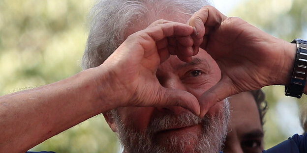 Lula mit einem zum Herzsymbol geformten Fingern Lula mit einem zum Herzsymbol geformten Fingern