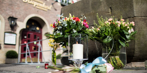 Blumen und Kerzen am Tatort in Münster Blumen und Kerzen am Tatort in Münster