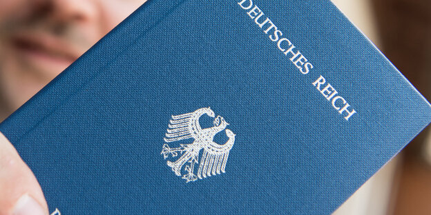 06.06.2016, Baden-Württemberg, Rheinfelden: Ein Mann hält ein Heft mit dem Aufdruck «Deutsches Reich Reisepass» in der Hand. 06.06.2016, Baden-Württemberg, Rheinfelden: Ein Mann hält ein Heft mit dem Aufdruck «Deutsches Reich Reisepass» in der Hand.