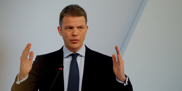 ein Mann hält seine Hände in etwa einem halben Meter Abstand vor sich ein Mann hält seine Hände in etwa einem halben Meter Abstand vor sich