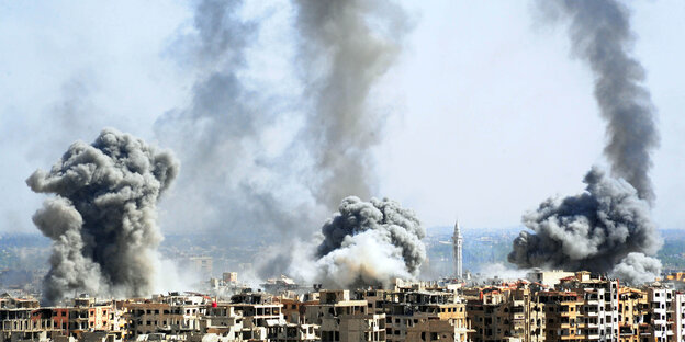 Rauch steigt nach dem Einschlag einer Rakete der syrischen Armee Anfang April über Duma auf. Rauch steigt nach dem Einschlag einer Rakete der syrischen Armee Anfang April über Duma auf.