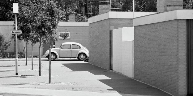 Ein VW Käfer in einer Neubausiedlung Ein VW Käfer in einer Neubausiedlung