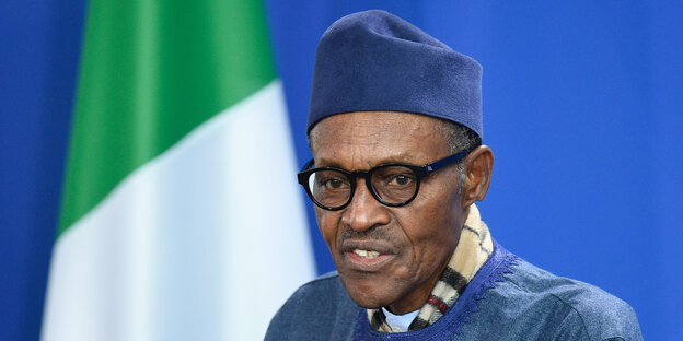 Muhammadu Buhari vor einer nigerianischen Flagge Muhammadu Buhari vor einer nigerianischen Flagge