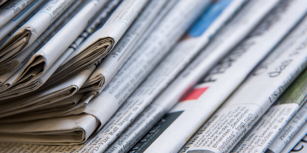 Ein Zeitungsstapel Ein Zeitungsstapel