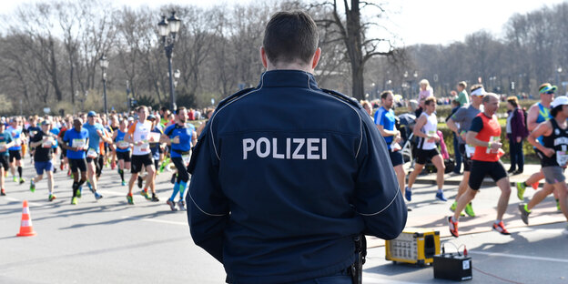 Einer steht, ales läuft Einer steht, ales läuft