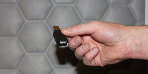 Ein Keylogger-Stick in einer Hand Ein Keylogger-Stick in einer Hand