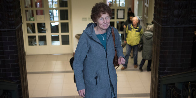 Kristina Hänel läuft eine Treppe hoch Kristina Hänel läuft eine Treppe hoch
