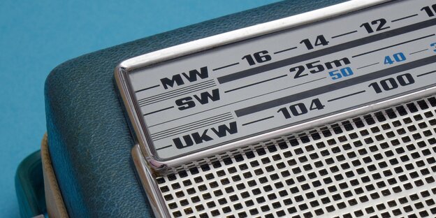 Ein altes Radio in einem Bildausschnitt Ein altes Radio in einem Bildausschnitt