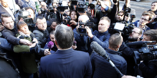Journalisten umringen den ungarischen Ministerpräsidenten Viktor Orbán Journalisten umringen den ungarischen Ministerpräsidenten Viktor Orbán