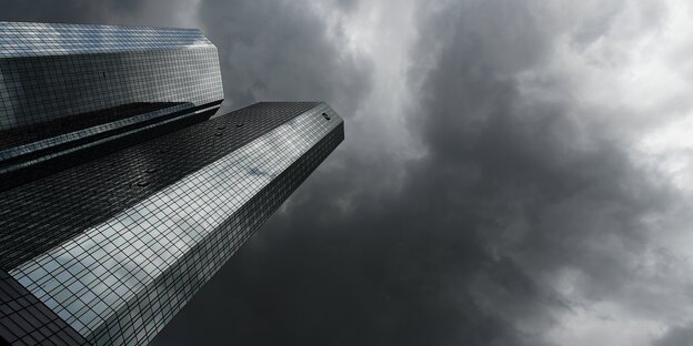 Dunkle Wolken am Himmel über den Türmen der Deutschen Bank, fotografiert von schräg unten, so dass es bedrohlich aussieht Dunkle Wolken am Himmel über den Türmen der Deutschen Bank, fotografiert von schräg unten, so dass es bedrohlich aussieht