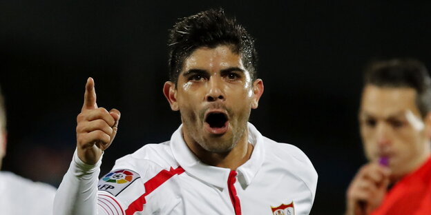 Éver Banega beim im Fußballtrikot