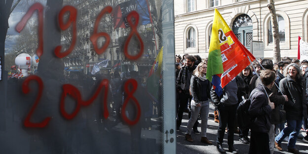 Menschen mit Fahnen neben Schriftzug "1968 2018" Menschen mit Fahnen neben Schriftzug "1968 2018"