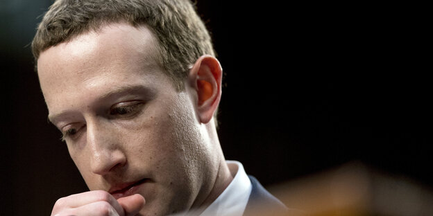 Mark Zuckerberg schaut nach unten Mark Zuckerberg schaut nach unten