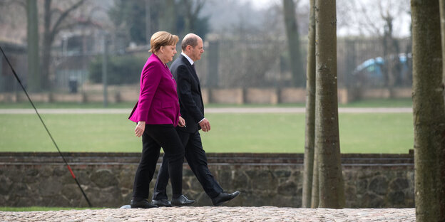Merkel und Scholz spazieren im Schlosspark Merkel und Scholz spazieren im Schlosspark