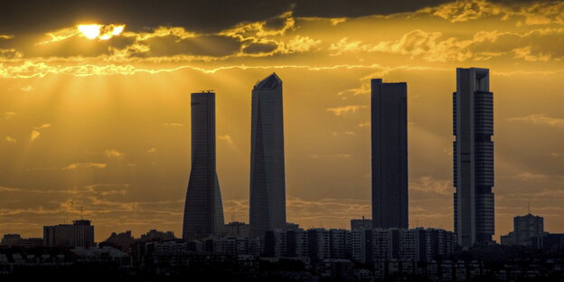 Vier Hochhaustürme im Sonnenuntergang