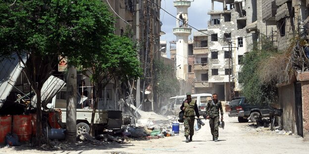 Syrische Soldaten patrouillieren durch die Straßen des Ortes in Ost-Ghouta Syrische Soldaten patrouillieren durch die Straßen des Ortes in Ost-Ghouta
