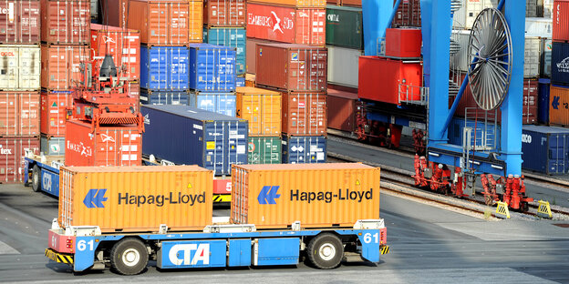 Am Hamburger Hafen werden Container umgeschlagen Am Hamburger Hafen werden Container umgeschlagen