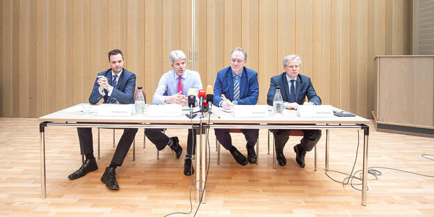 Vier männliche Vertreter der Staatsanwaltschaft sitzen an einem Tisch und beantworten Fragen der Medien zum Fall Aktenmanipulation Amri Vier männliche Vertreter der Staatsanwaltschaft sitzen an einem Tisch und beantworten Fragen der Medien zum Fall Aktenmanipulation Amri