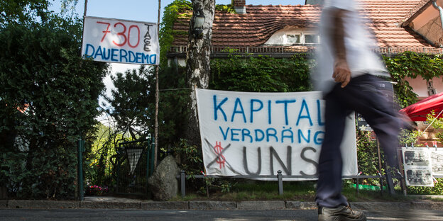 Protestplakate in der Siedlung Protestplakate in der Siedlung