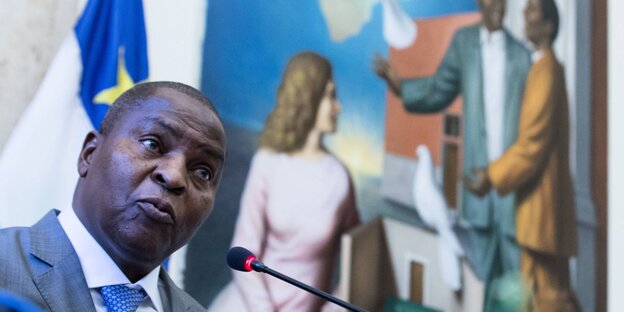 Präsident Faustin Touadéra vor einem gemalten Bild Präsident Faustin Touadéra vor einem gemalten Bild
