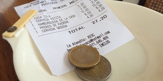 Teller mit Rechnung und Trinkgeld Teller mit Rechnung und Trinkgeld