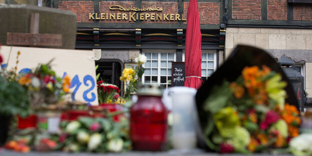 Blumen vor der Gaststätte "Großer Kiepenkerl"