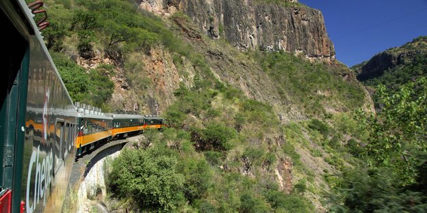 Mit dem Zug durch die Kupferschlucht Mit dem Zug durch die Kupferschlucht