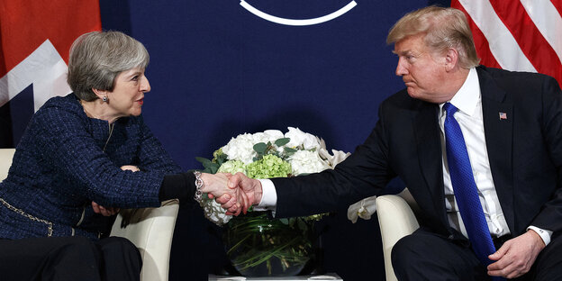 Trump und May schütteln sich die Hand Trump und May schütteln sich die Hand
