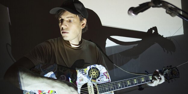 Jeffrey Lewis an der Gitarre Jeffrey Lewis an der Gitarre