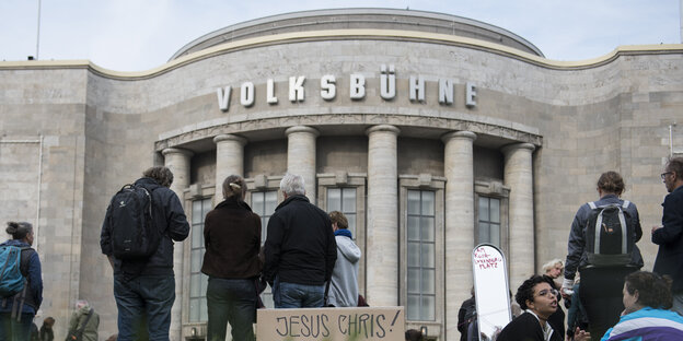 Menschen stehen vor der Berliner Volksbühne Menschen stehen vor der Berliner Volksbühne