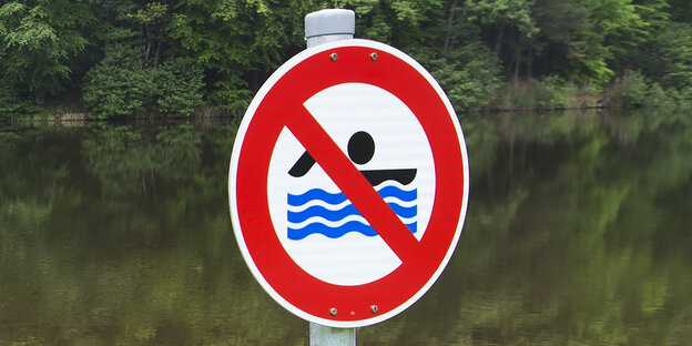 Badeverbotsschild an einem see Badeverbotsschild an einem see