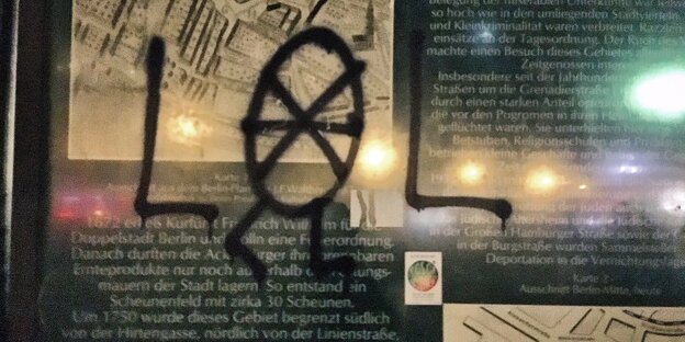 LOL ist auf eine Infotafel mit schwarzer Farbe gesprüht LOL ist auf eine Infotafel mit schwarzer Farbe gesprüht