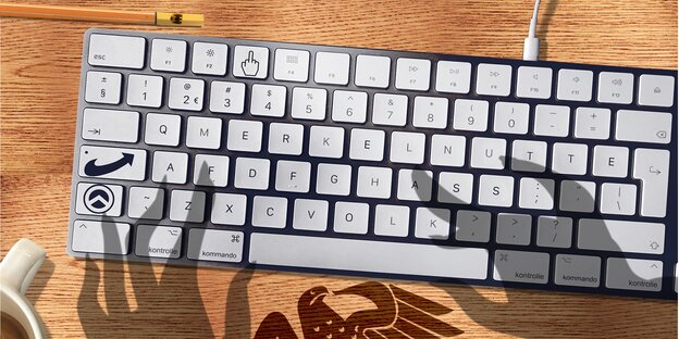 Die Schatten von Fingern auf einer Tastatur Die Schatten von Fingern auf einer Tastatur