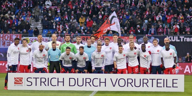 Viele Spieler mit einem Banner: Strich durch Vorurteile Viele Spieler mit einem Banner: Strich durch Vorurteile