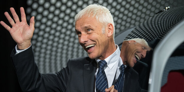 Matthias Müller winkt und lächelt Matthias Müller winkt und lächelt