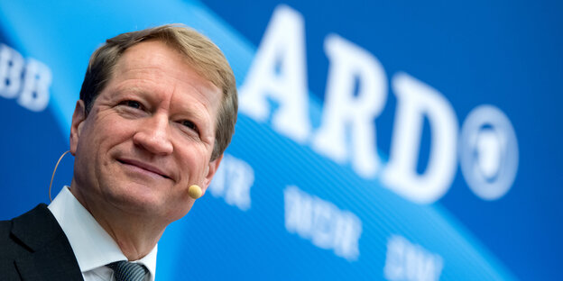 BR-Intendanten Ulrich Wilhelm steht vor einer Wand mit ARD-Logo. BR-Intendanten Ulrich Wilhelm steht vor einer Wand mit ARD-Logo.