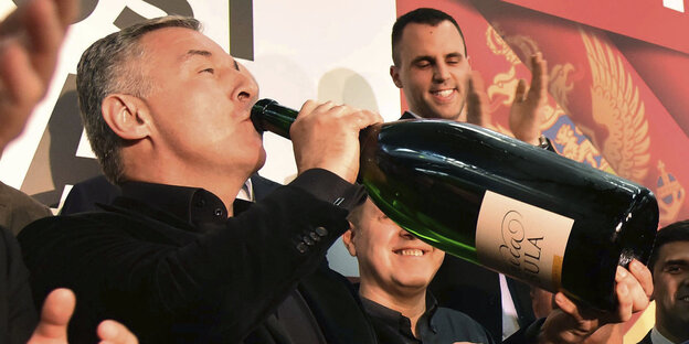 Djukanovic trinkt aus einer Riesen-Champagnerflasche Djukanovic trinkt aus einer Riesen-Champagnerflasche
