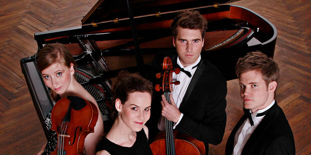 Vier Menschen mit Klassikinstrumenten Vier Menschen mit Klassikinstrumenten