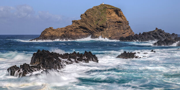 Das Meer brandet an Felsen.