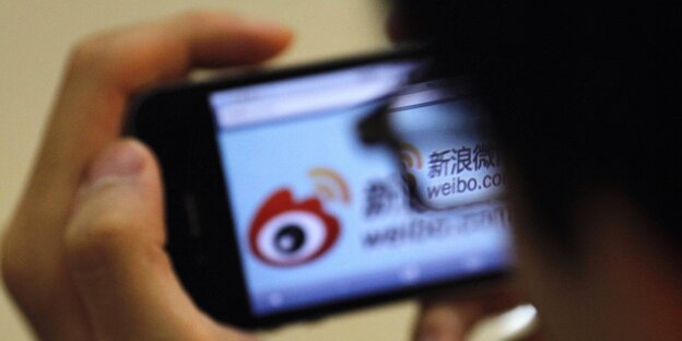 Auf einem Smartphone ist das Logo von Sina Weibo zu sehen Auf einem Smartphone ist das Logo von Sina Weibo zu sehen