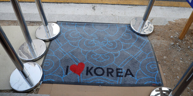 „I love Korea“ steht auf einer Fußmatte. Das Wort „love“ ist durch ein Herz ersetzt. „I love Korea“ steht auf einer Fußmatte. Das Wort „love“ ist durch ein Herz ersetzt.