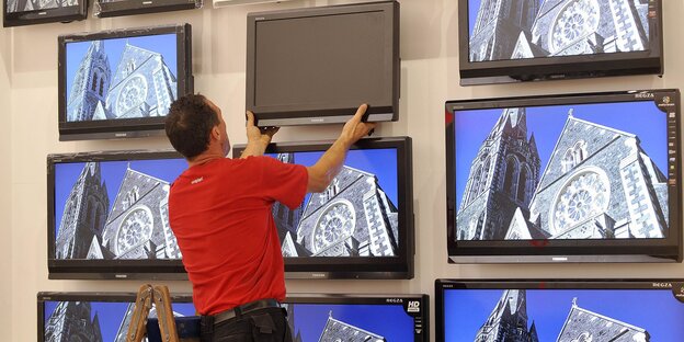 Mann vor mehreren Fernsehern Mann vor mehreren Fernsehern