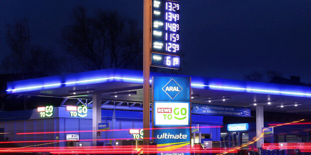 eine bläulich leuchtende Aral-Tankstelle bei Nacht eine bläulich leuchtende Aral-Tankstelle bei Nacht