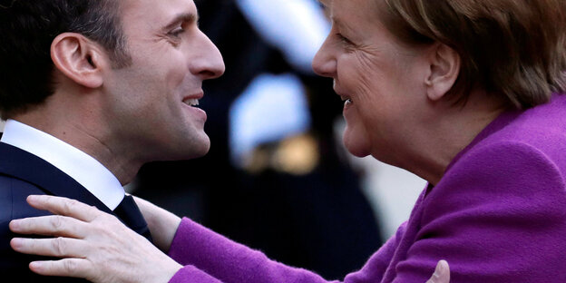 Macron und Merkel in freundschaftlicher Umarmung Macron und Merkel in freundschaftlicher Umarmung